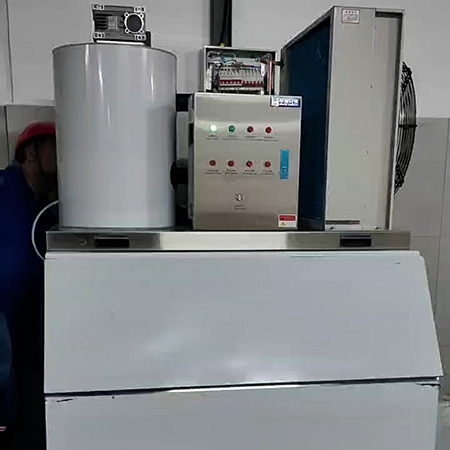 1吨片冰制冰机交付郑州某食品厂